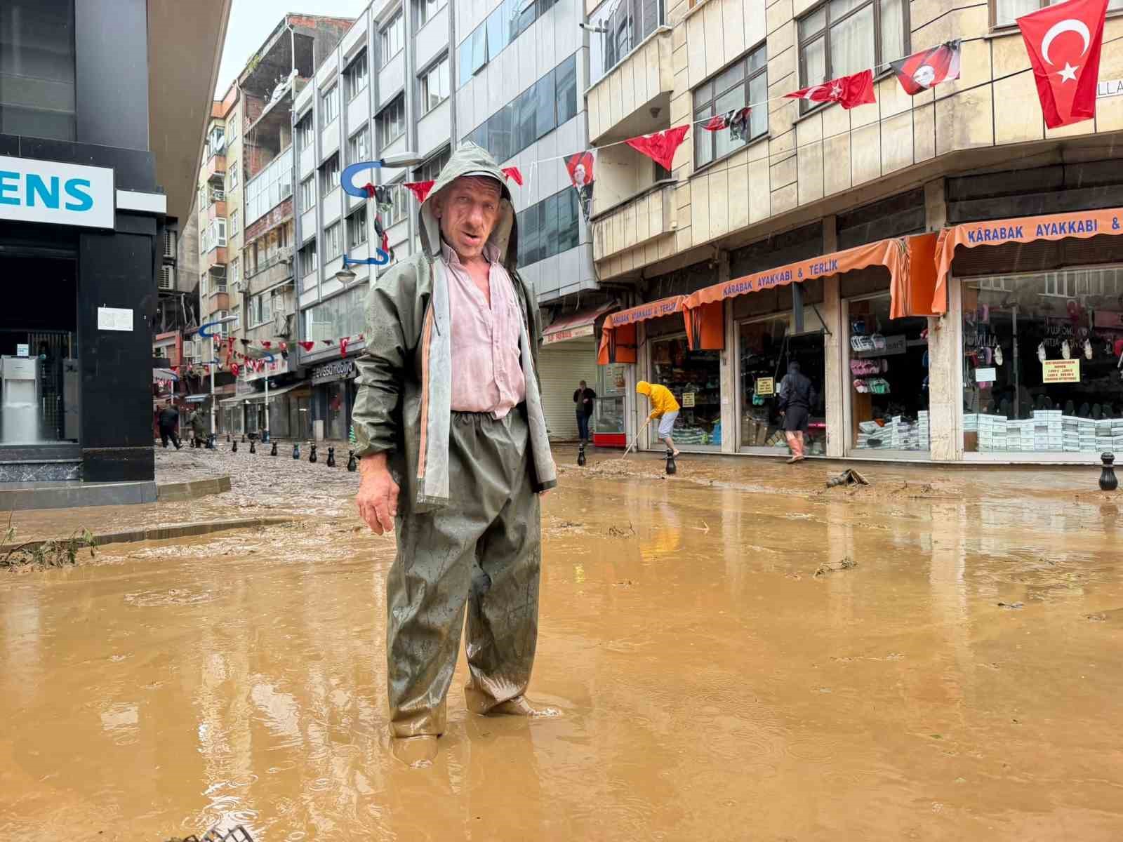 rize-de-pazar-ilcesinde-sel-sulari-cekiliyor-is-yerlerinde-temizlik-calismalari-basladi
