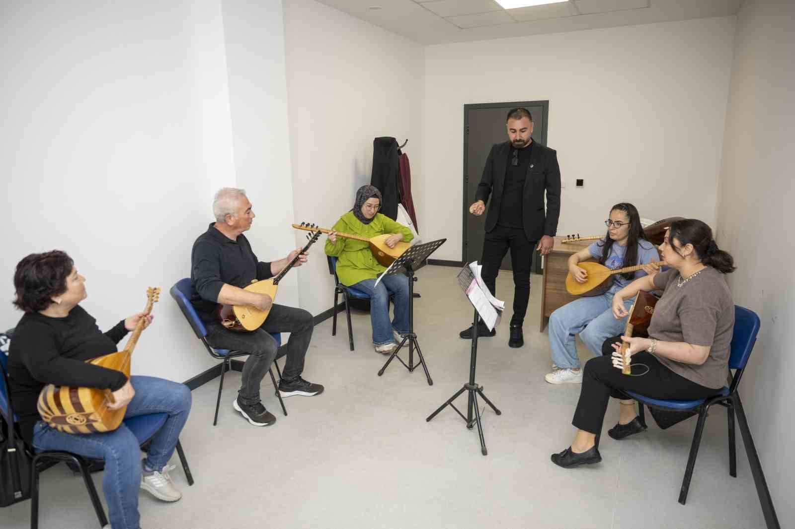 mersin-de-ucretsiz-muzik-kurslarinda-sezon-sona-eriyor