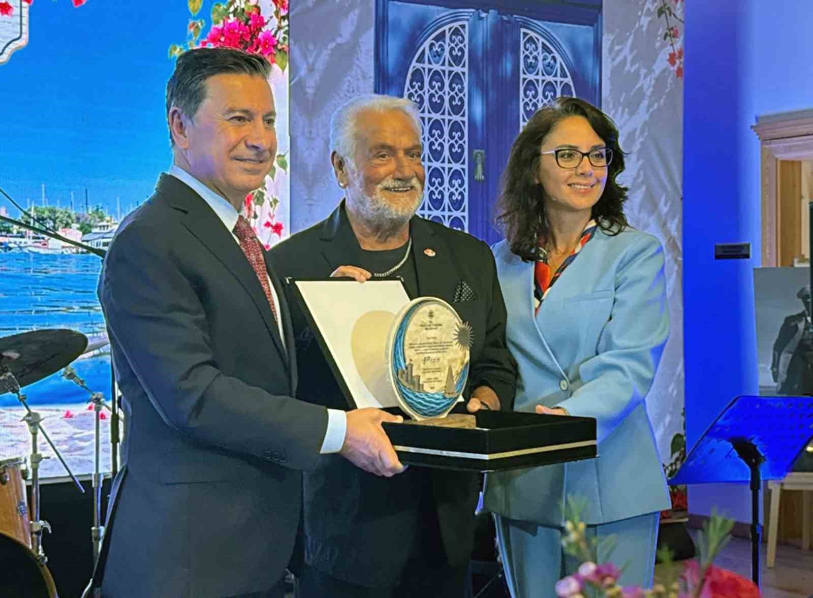 fedon-a-mugla-buyuksehir-ve-bodrum-belediyesinden-fahri-turizm-elciligi-berati-ve-plaketi