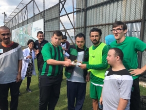 Özel Öğrencilerden Futbolculara Pasta İkramı