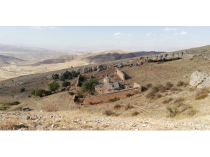 Defineciler Erzincan’da Tarihi Yok Ediyor