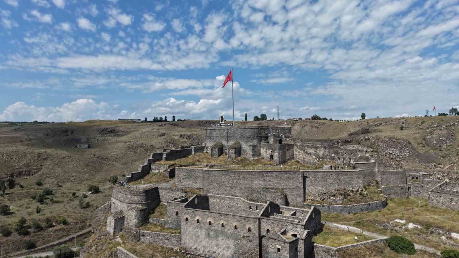 kars-in-zirvesinde-900-yillik-tarih-kars-kalesi-ihtisamiyla-buyuluyor