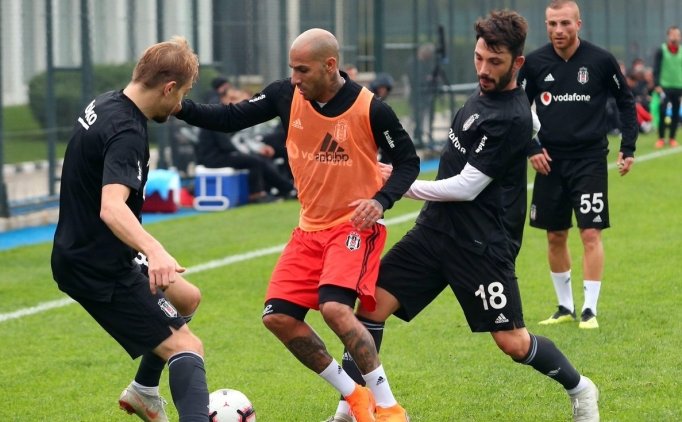 Beşiktaş'ta Adriano Maçı Yarıda Bıraktı