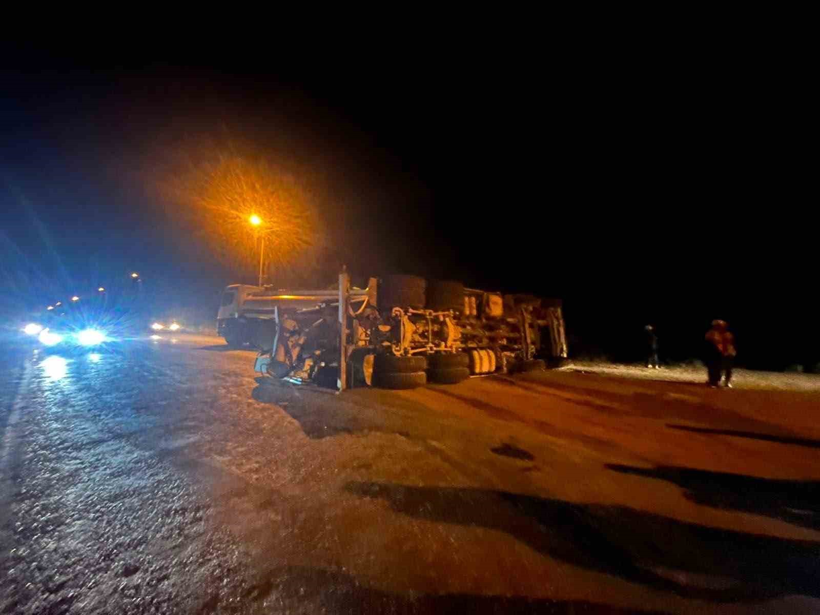 devrilen-beton-mikserinin-surucusu-hafif-yaralandi