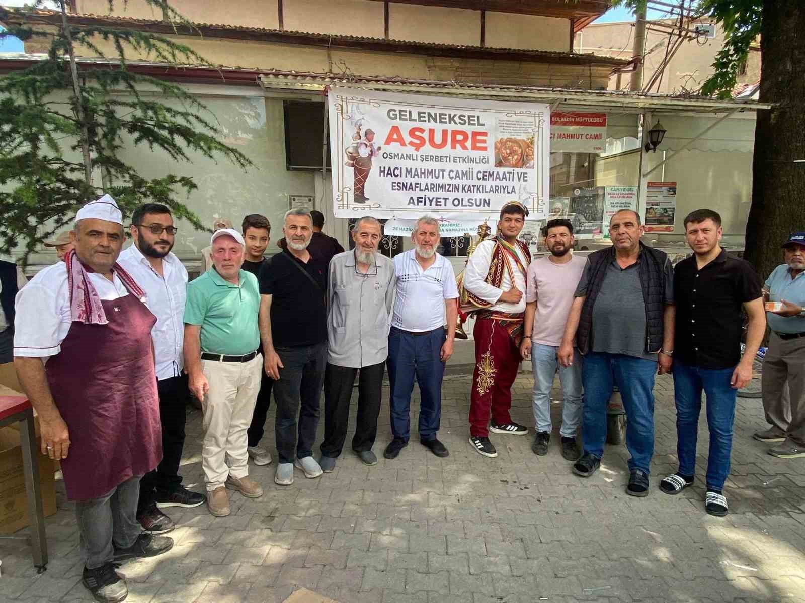 cemaat-ve-esnaflar-imece-usulu-ile-hazirladigi-2-bin-kap-asureyi-dagitti