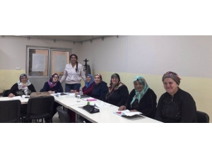 İzmitli Kadınlar Okuma Yazma Öğreniyor