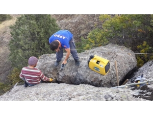 Kayanın Arasına Sıkışan Yavru Keçi 2 Saatlik Operasyonla Kurtarıldı