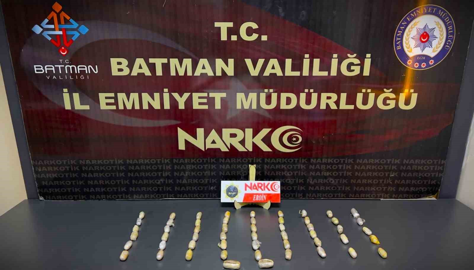 batman-da-inanilmaz-olay-4-yolcunun-midesinden-353-parca-halinde-2-kilo-700-gram-uyusturucu-cikti