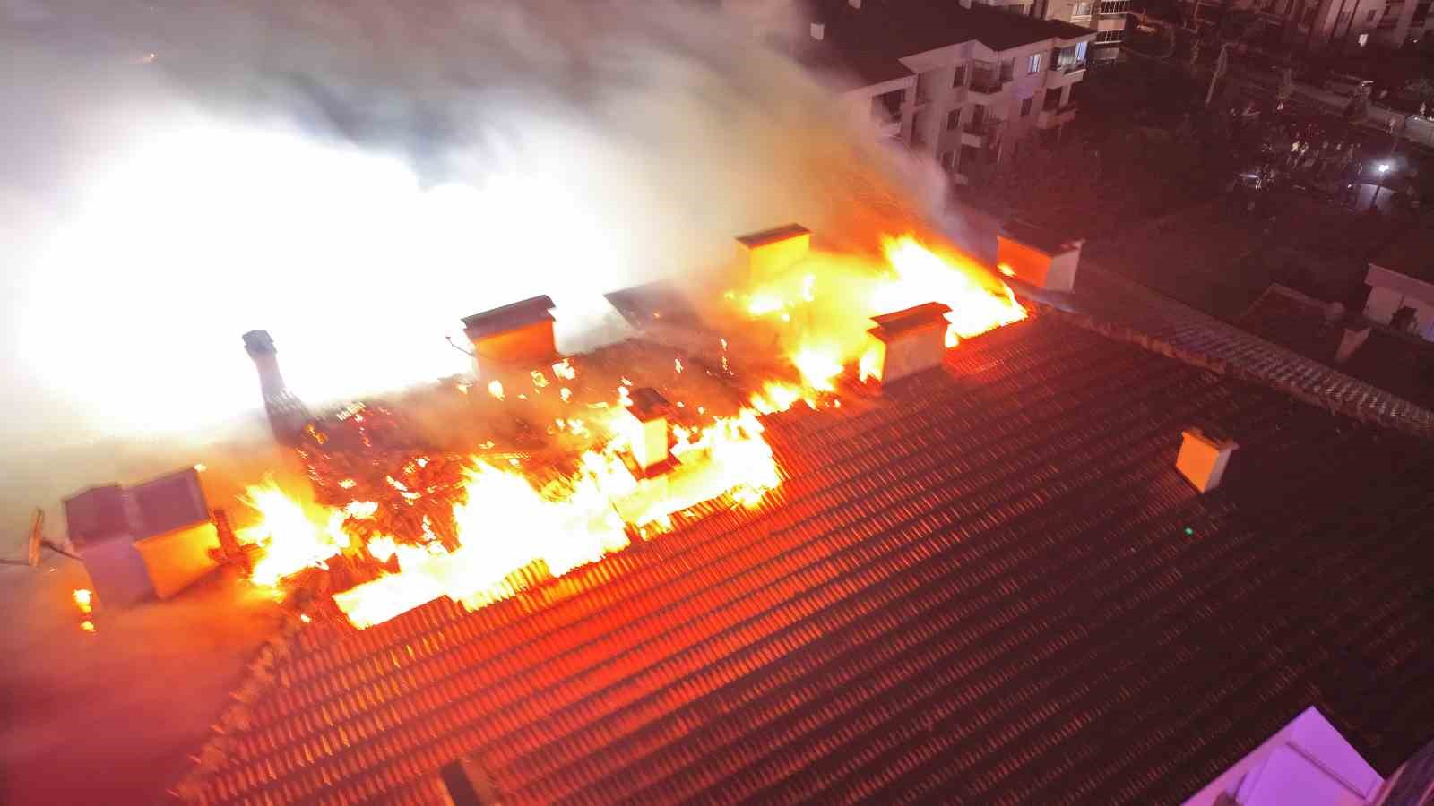 elektrik-panosunda-cikan-yangin-apartmanin-catisini-sardi-o-anlar-kamerada