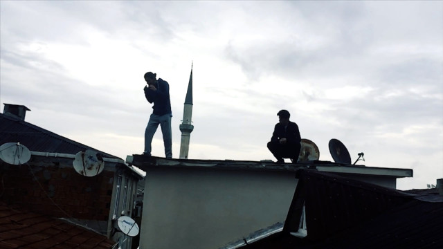 Bağcılar'da Akıllara Zarar Olay! Çatıdan Çatıya Takla Atarak Geçti