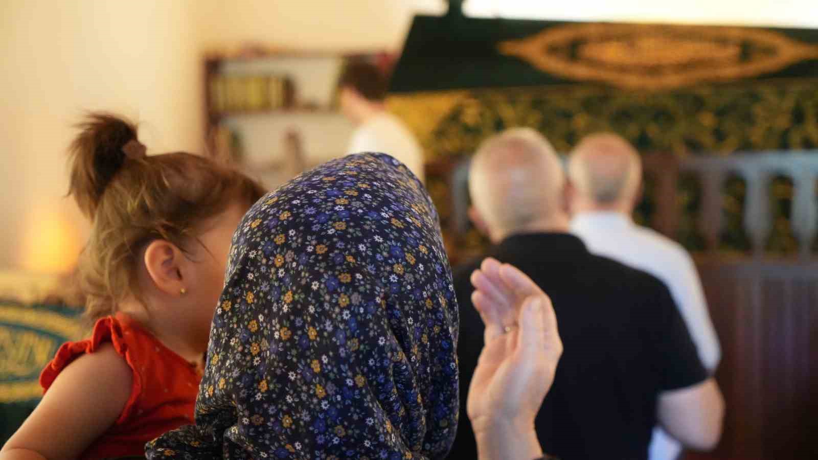 manevi-huzura-erismek-isteyenler-seyh-ali-semerkandi-turbesi-ne-akin-ediyor