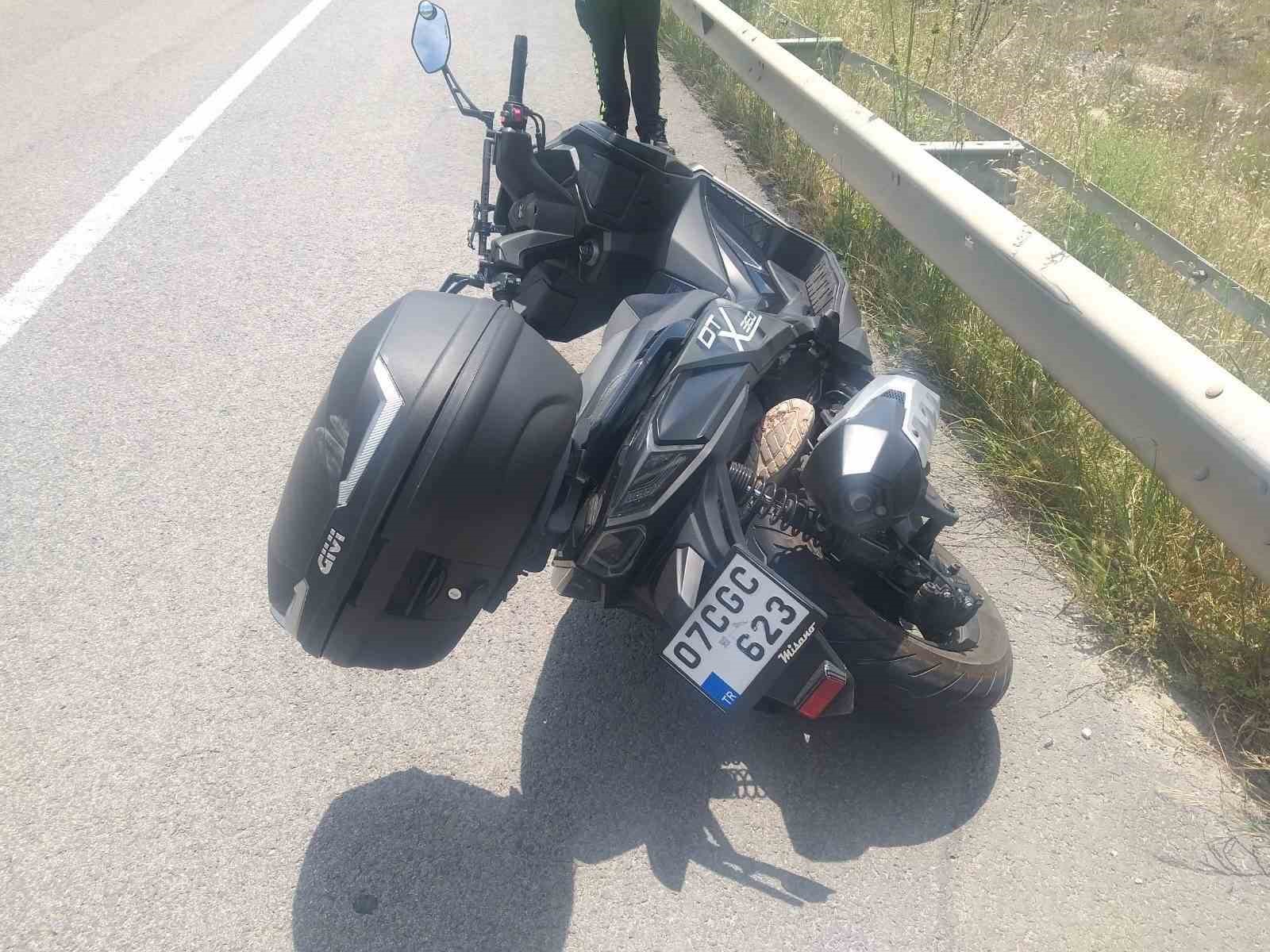 bilecik-te-motosiklet-bariyerlere-carpti-1-olu