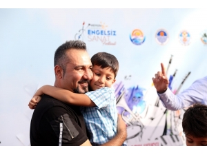 Youtuber Mustan, Minik Hayranlarını Büyüledi