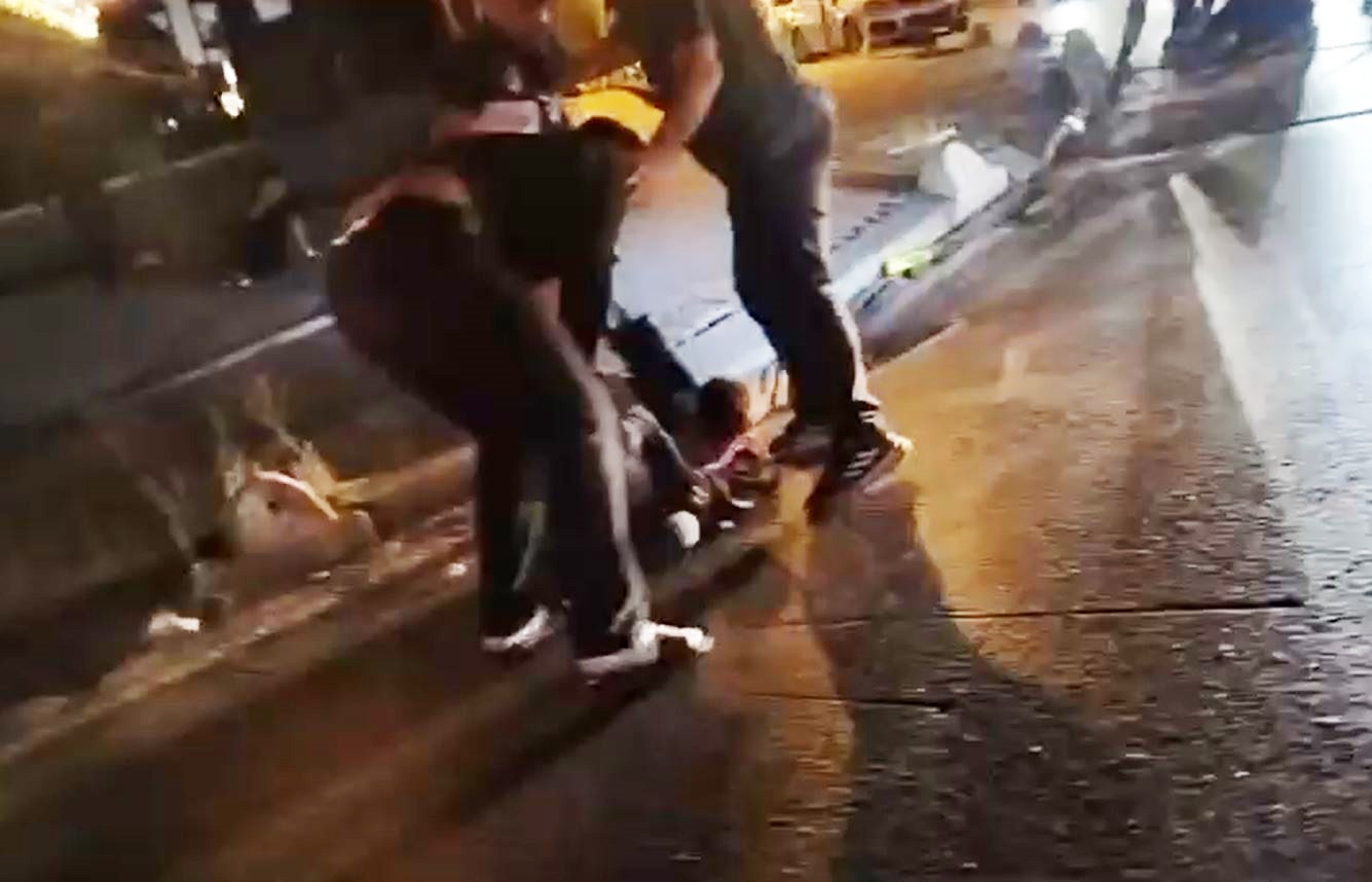 esenyurt-ta-2-kisinin-saldirisina-ugrayan-genc-dakikalarca-yol-ortasinda-darp-edildi