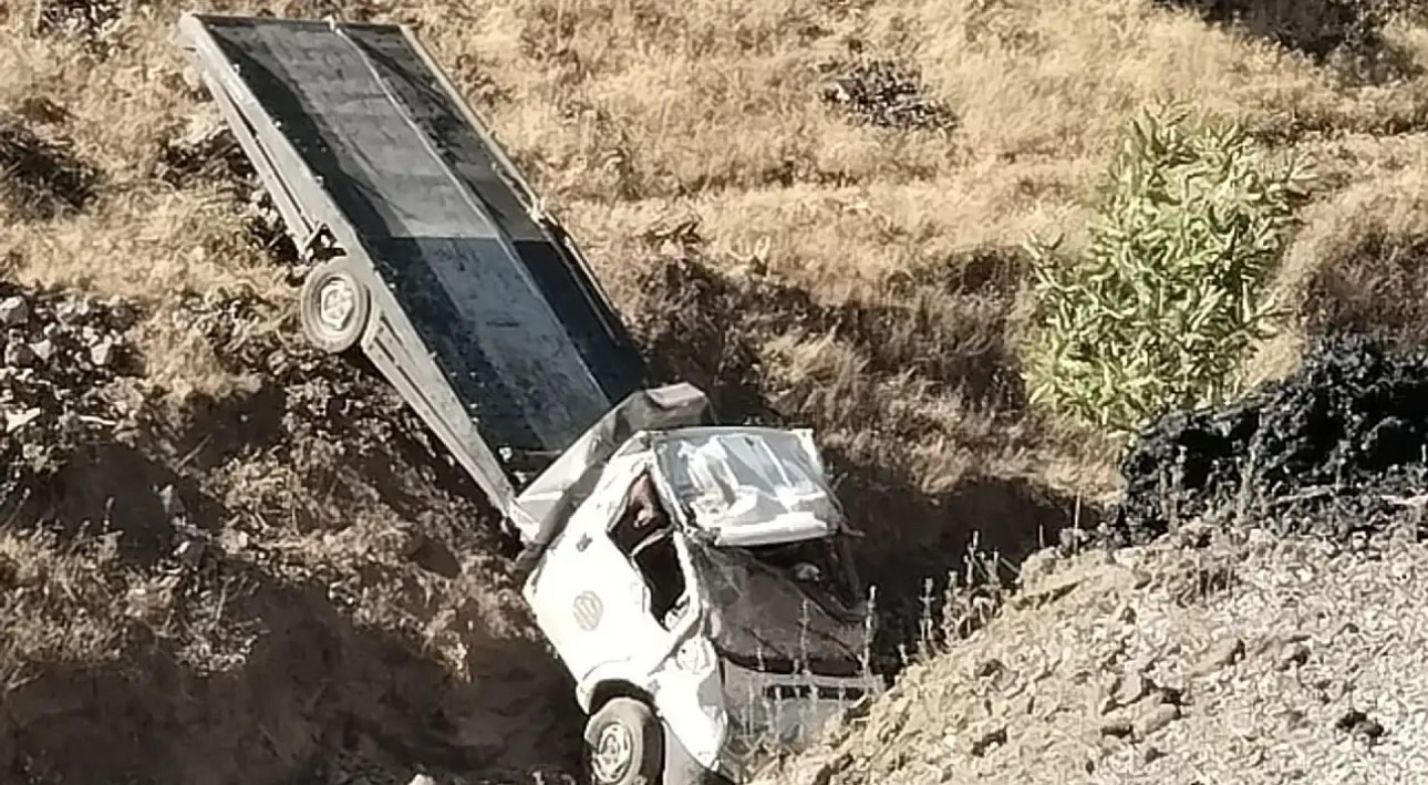 siirt-te-cekici-sarampole-devrildi-2-yarali