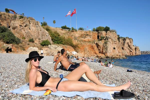 Termometrenin 29 Dereceyi Gördüğü Antalya'da Vatandaşlar Denize Girdi