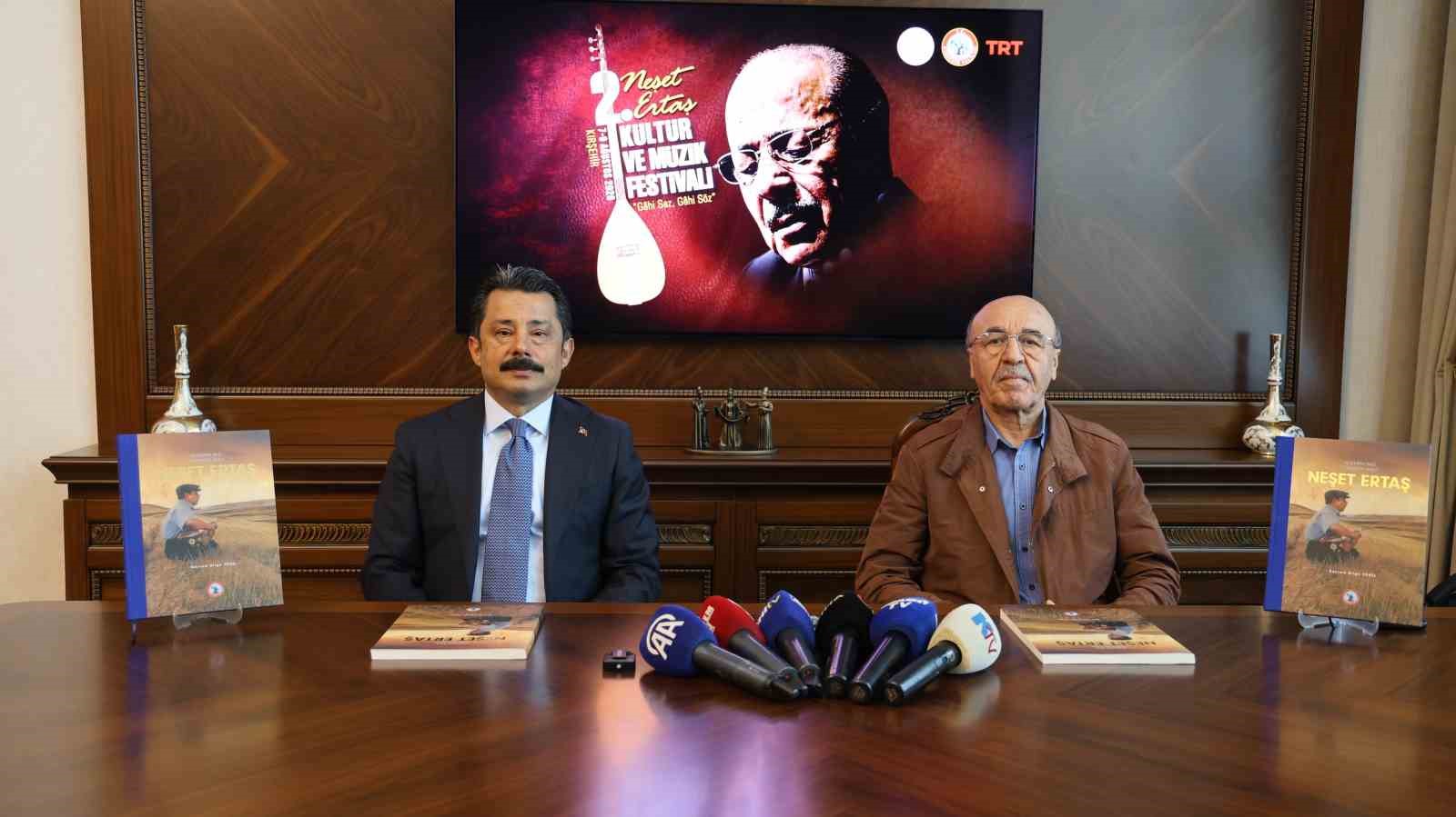 neset-ertas-in-sanatini-anlatan-kitap-okuyucuyla-bulusuyor