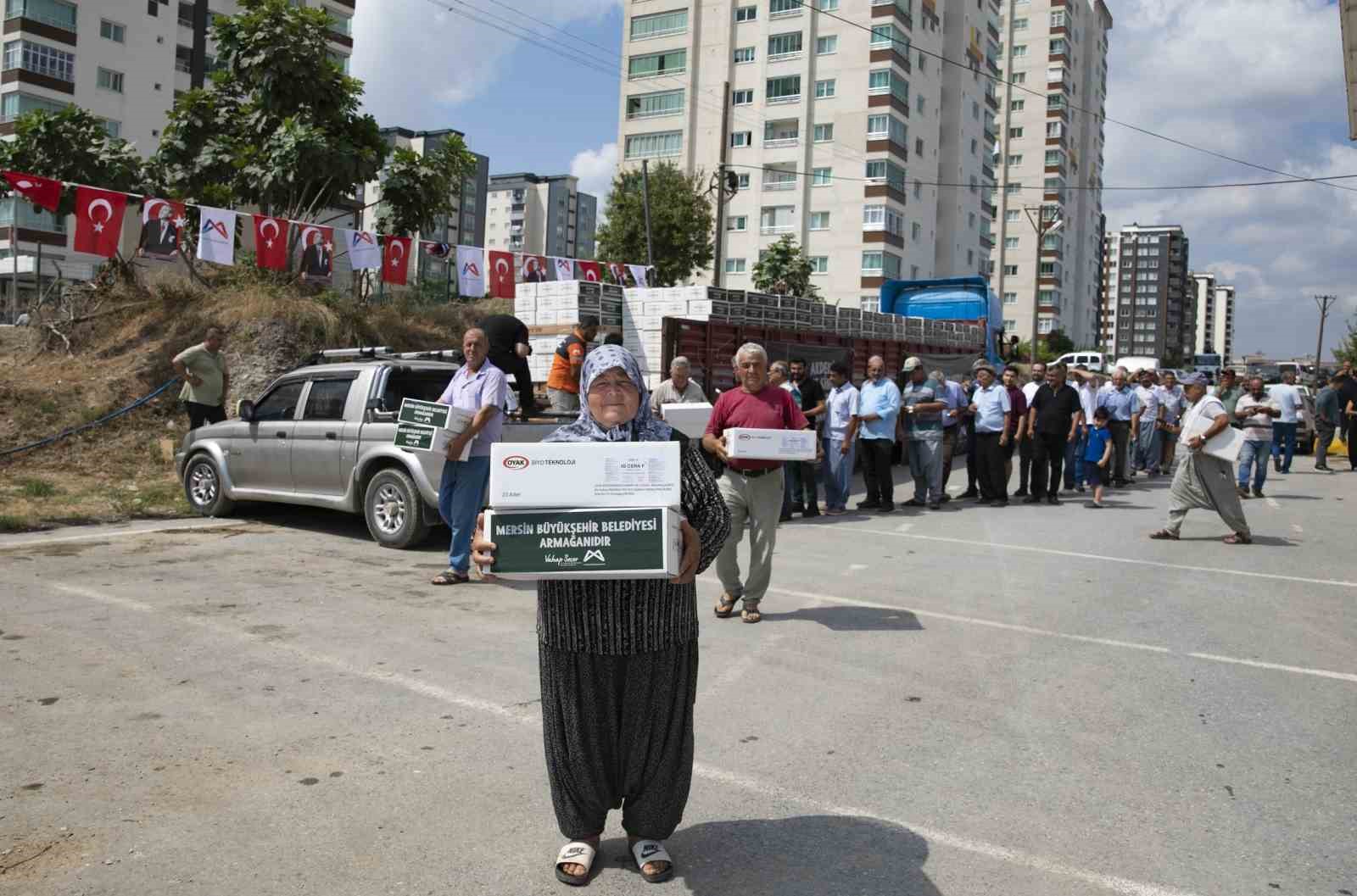 mersin-de-ureticiye-feromon-tuzak-ve-makine-ekipmani-destegi