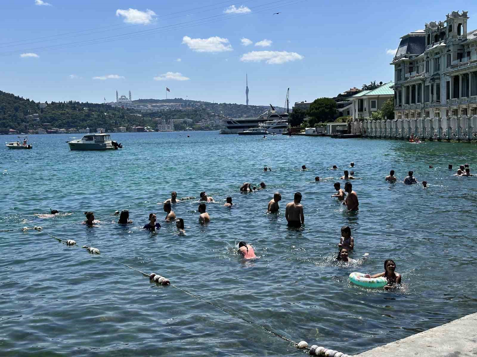 istanbul-da-sicak-hava-bunaltti-vatandaslar-kendini-bogazin-serin-sularina-birakti