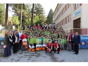 Öğrencilere Kırtasiye Ve Ayakkabı Yardımı