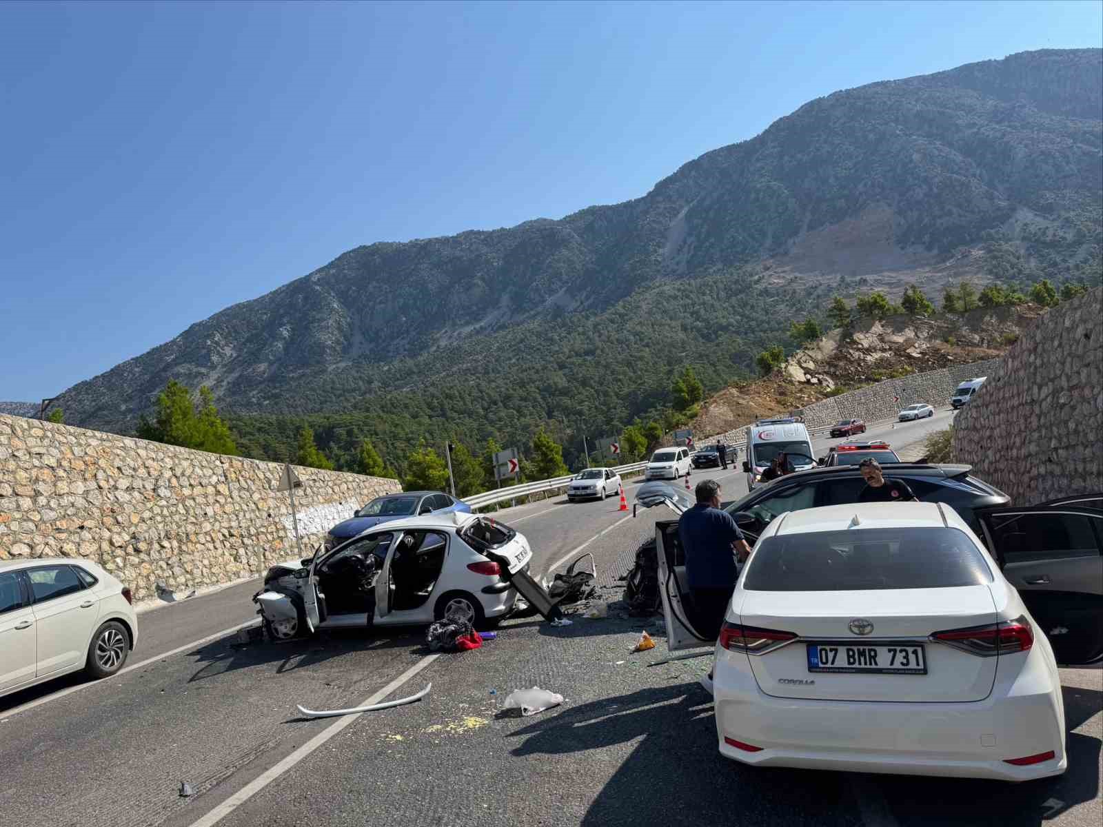 karsi-seride-gecip-3-araca-carpti-4-yarali