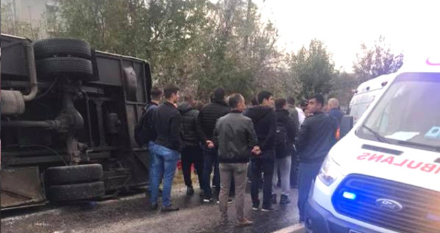 Edirne'de Askerleri Taşıyan Servis Kaza Yaptı, 13 Asker Yaralandı