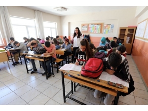 Van Büyükşehir Belediyesinden Dar Gelirli Öğrencilere Yardım