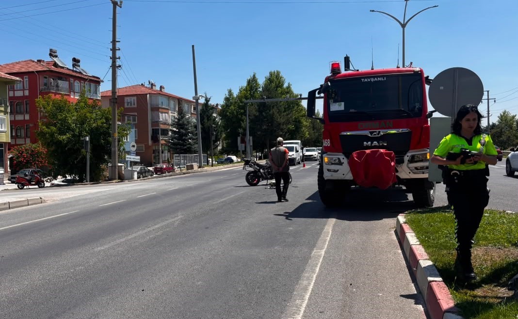 emet-teki-yangina-giden-arazoz-motosikletle-carpisti-1-yarali