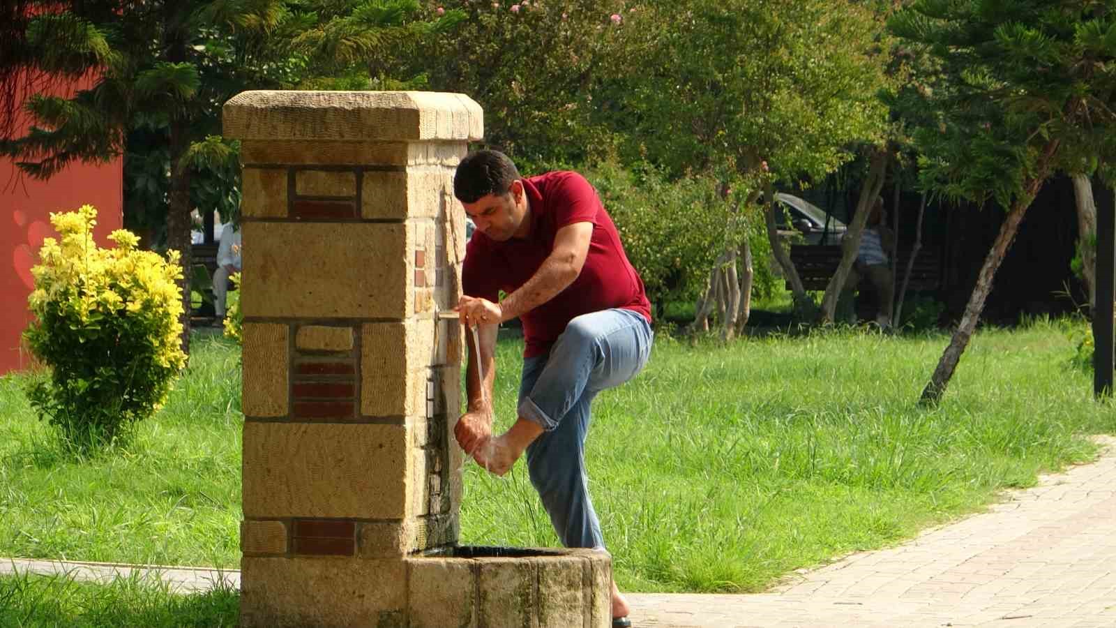 adana-da-termometreler-43-dereceyi-gordu-vatandas-sicaga-siir-yazdi