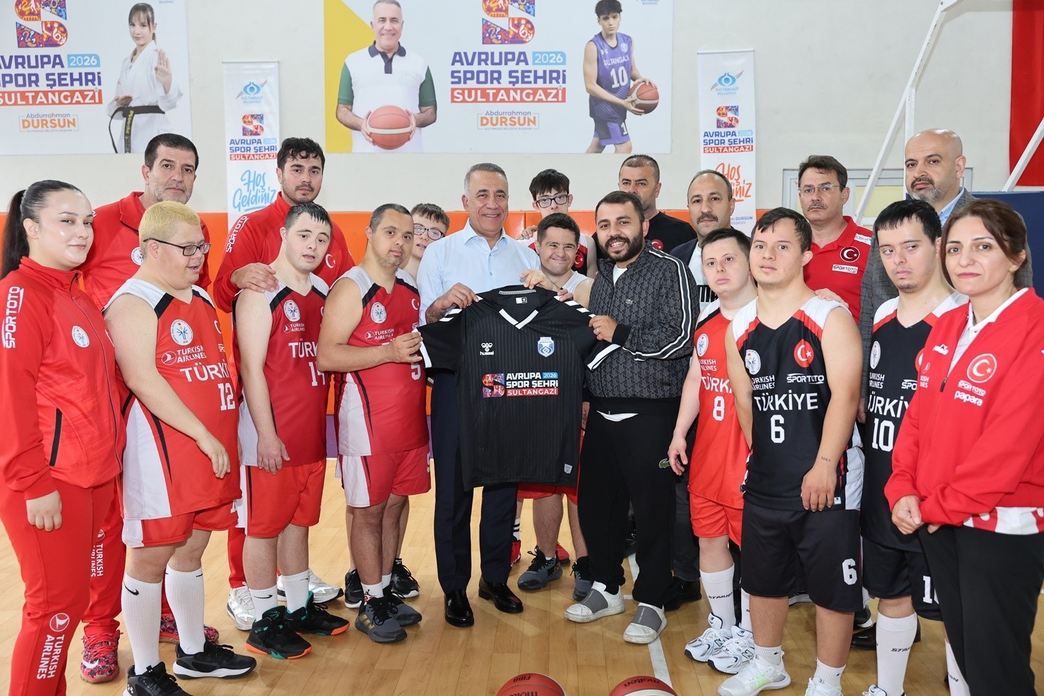 sultangazi-belediye-baskani-dursun-down-sendromlular-basketbol-milli-takimi-ile-bulustu