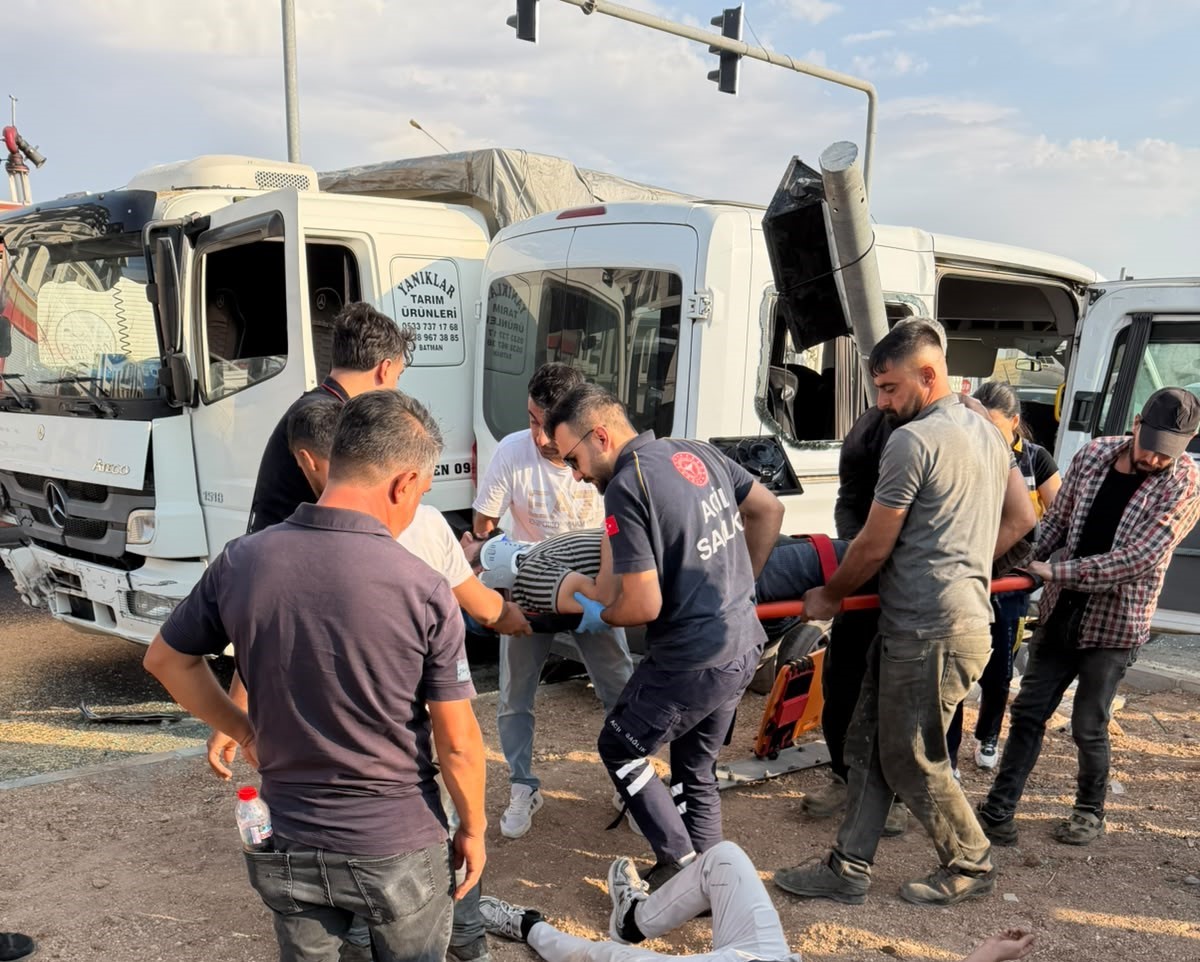 bugday-yuklu-kamyon-ile-minibus-carpisti-6-yarali