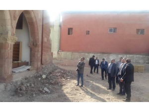 Tarihi Cami Restore Ediliyor