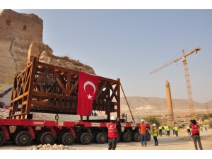 Hasankeyf’te Tarihi Kale Kapısı Bölünerek Taşındı