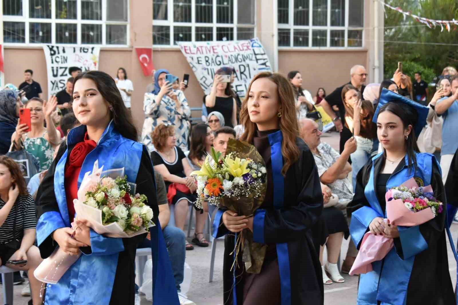 muharrem-hasbi-anadolu-lisesi-nde-mezuniyet-sevinci