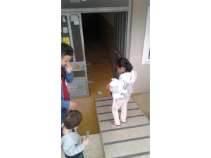 Burhaniye’de Apartmanı Kanalizasyon Suları Bastı