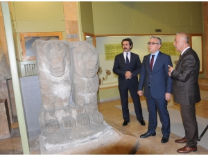 İki Şehri Birbirine Düşüren "Çift Aslan" Heykeli Niğde’de