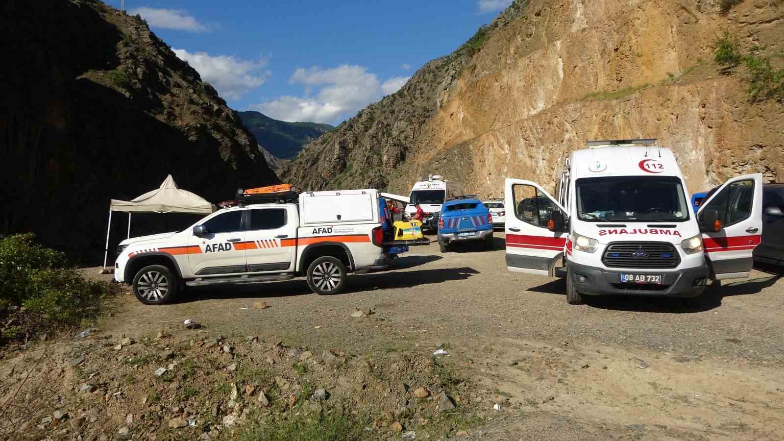 artvin-de-dereye-ucan-kamyondaki-kayip-sahsin-cansiz-bedenine-14-gun-sonra-ulasildi