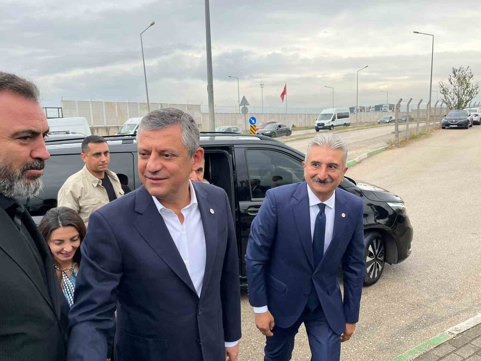ozgur-ozel-ve-yeni-parti-heyeti-mustafa-bozbey-i-cezaevinde-ziyaret-etti