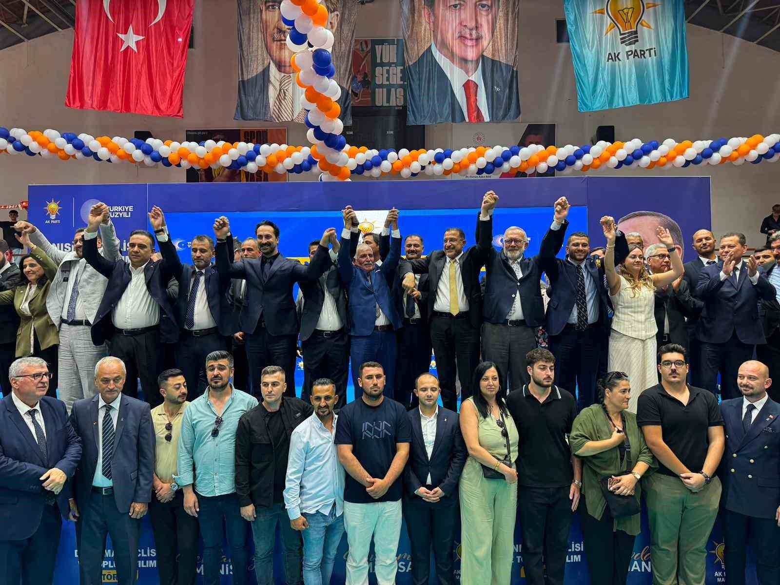 ak-parti-ye-manisa-da-toplu-katilim-612-kisiye-rozet-takildi