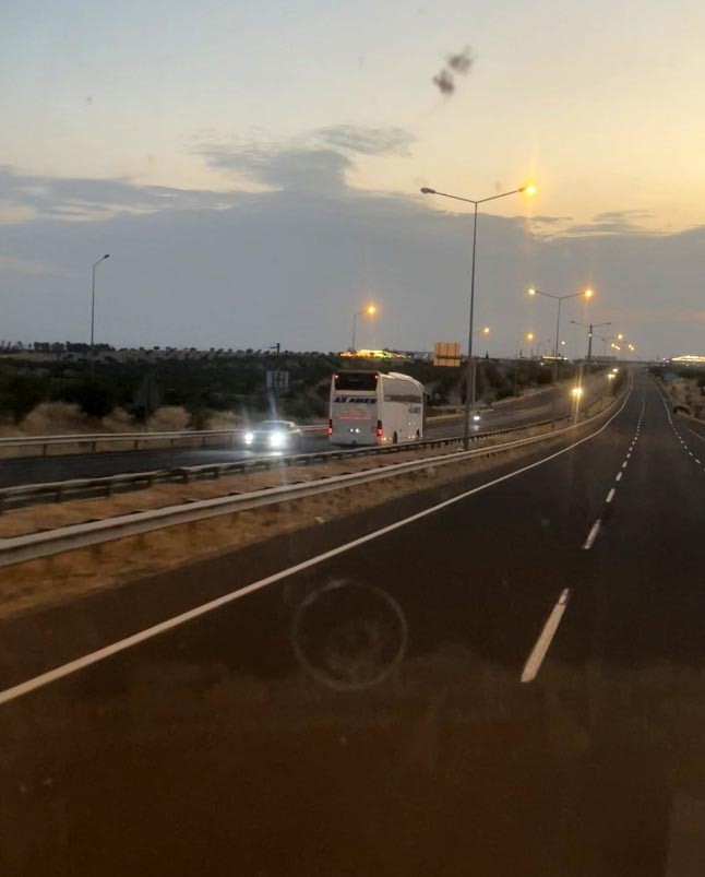 birecik-te-otoyolda-tehlikeli-anlar-yolcu-otobusu-ters-yonde-ilerledi