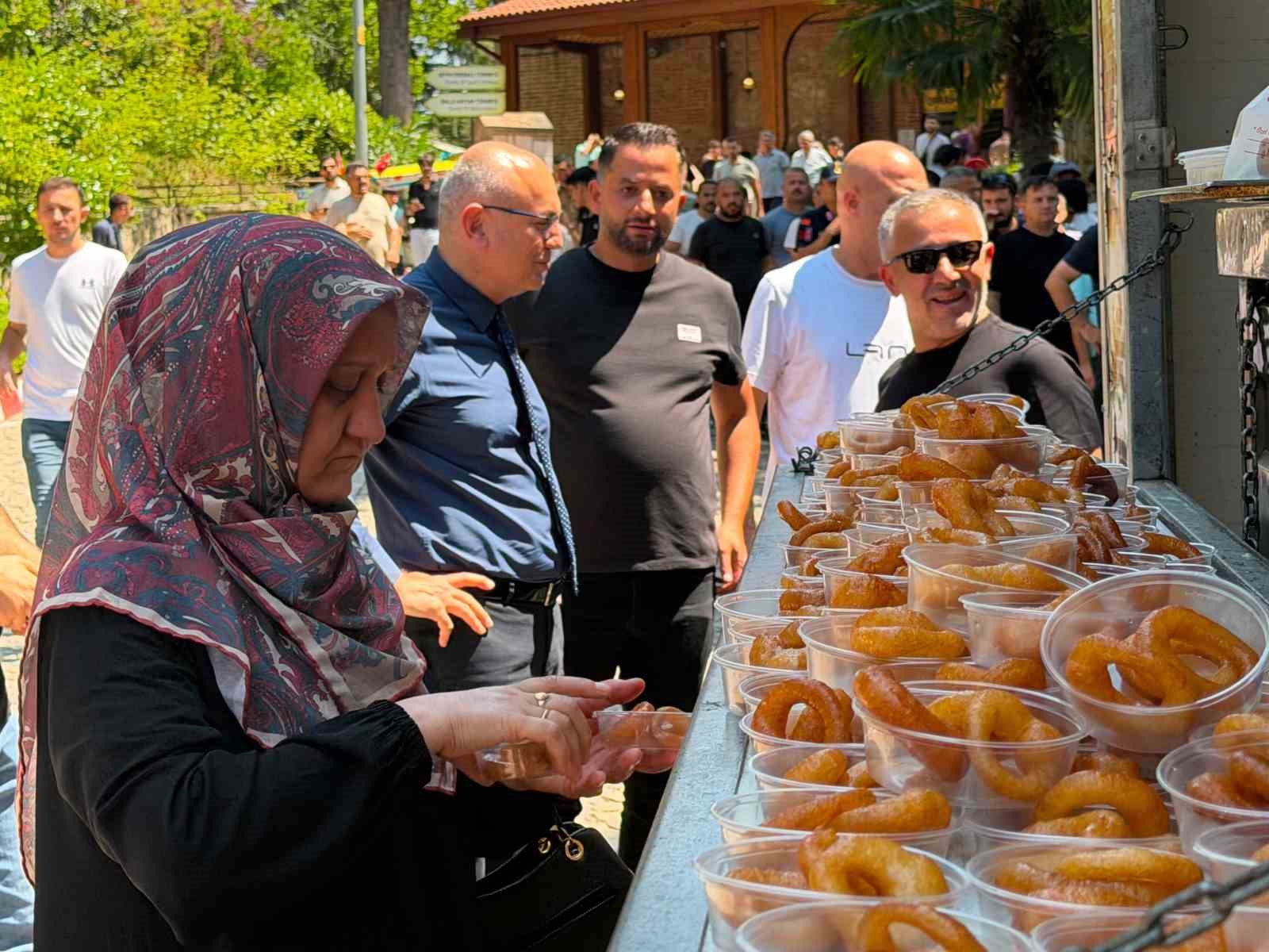 ak-parti-nin-25-inci-kurulus-yil-donumu-nedeniyle-lokma-dagitildi