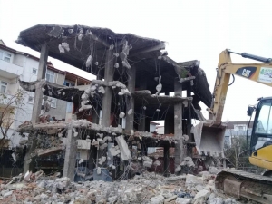 Körfez’de Metruk Binalar Yıkılıyor