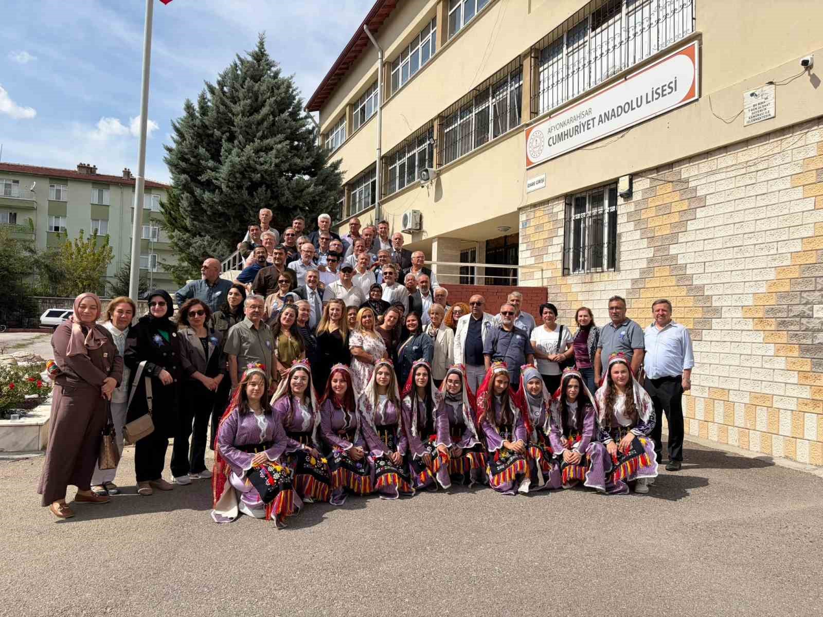40-yil-sonra-ayni-okul-bahcesinde-bulustular