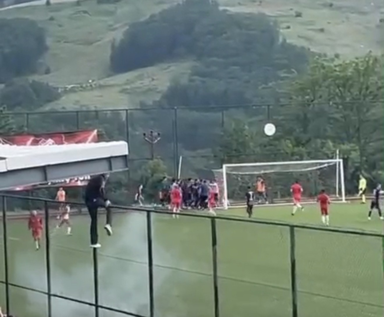 kirklareli-nde-amator-macta-futbolcular-birbirine-girdi