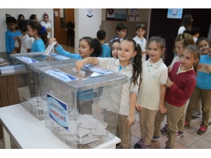 Öğrencilerin Okul Meclis Başkanlığı Seçimi Genel Seçim Havasında Oldu