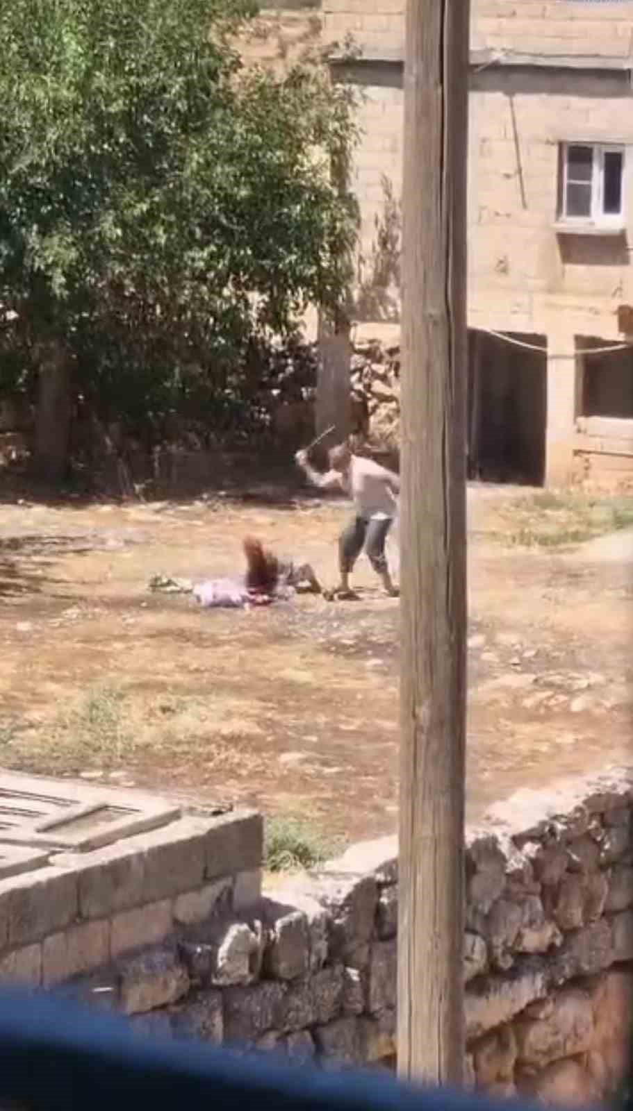 sanliurfa-da-dehset-yasli-annesini-sopa-ile-olduresiye-dovdu