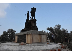 Yapımı Devam Eden Anıt Heykeli İnceledi