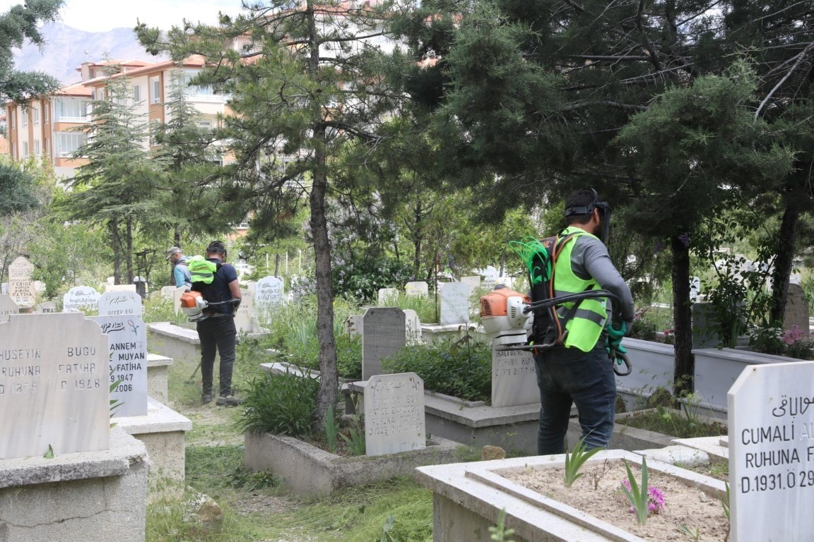 nigde-de-mezarliklar-kurban-bayrami-ziyaretlerine-hazirlaniyor