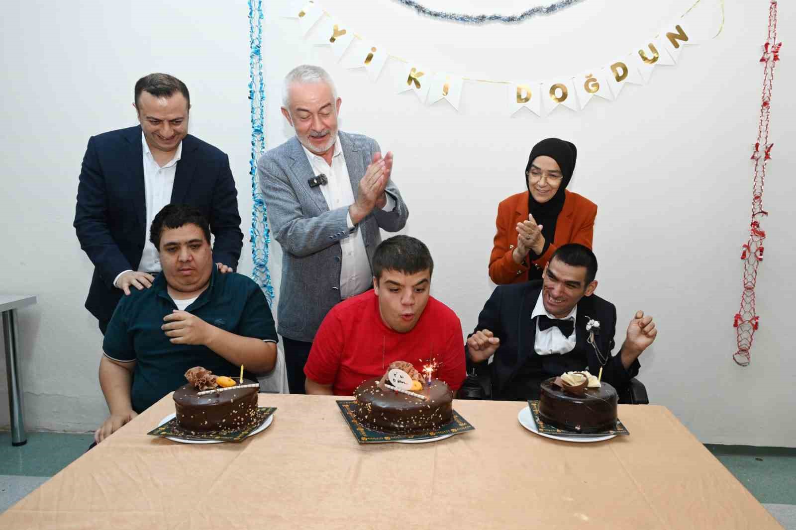 baskan-basdegirmen-engelli-ogrencilerin-dogum-gunu-sevincine-ortak-oldu