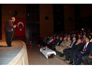 Hakkari’de "Hak Dostum Hakk" Adlı Tiyatro Oyunu Sahnelendi